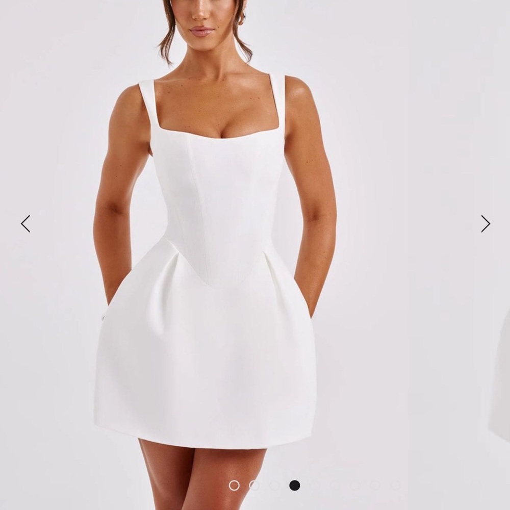 Elegant White Sleeveless Dress